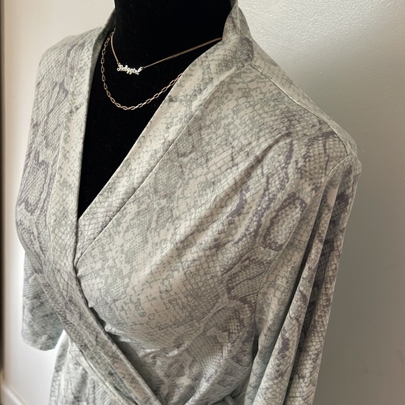 AMBRIELLE | Women’s Snake Spandex Green Gray Cozy Short Robe Size M - Picture 3 of 6